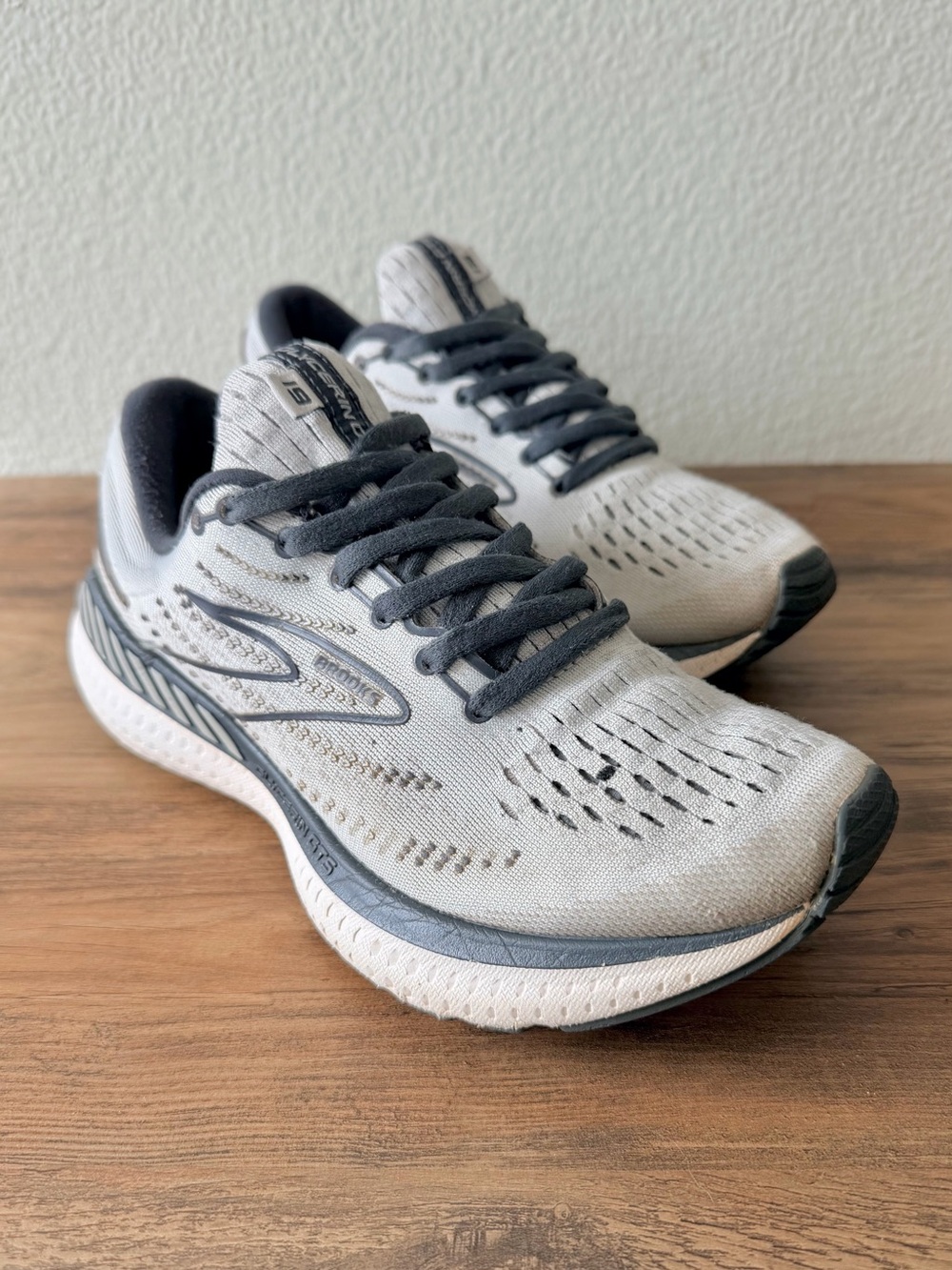 Brooks Women’s Glycerin 19 GTS in Grey/Ombre/White (Size: 6.5-B)